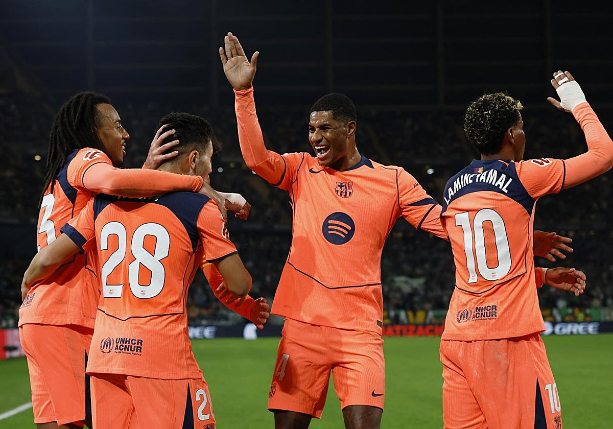Los jugadores del Barça celebran el tercer gol