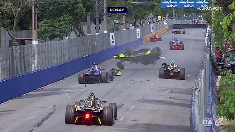 Pepe Martí sale ileso de un espectacular accidente en su estreno en la Fórmula E