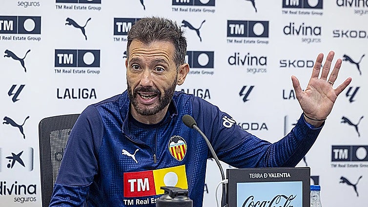 Corberán: «El Sevilla viene con bajas en la parte de atrás pero tiene un fondo de armario muy amplio»