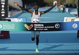 Korir y Jepkosgei se coronan en el maratón de Valencia