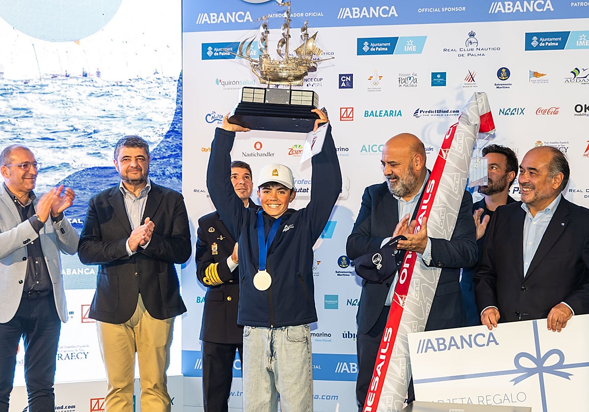 Dani Capa levanta el Trofeo Ciutat de Palma acompañado del alcalde Jaime Martínez y demás autoridades