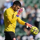 Gazzaniga, durante el calentamiento previo al partido de Elche