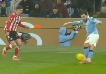 La rabona de Cherki que enamora a todo el mundo, menos a Guardiola