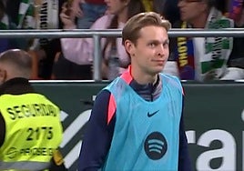 La perplejidad de los jugadores del Barcelona en el penalti por mano de Bartra