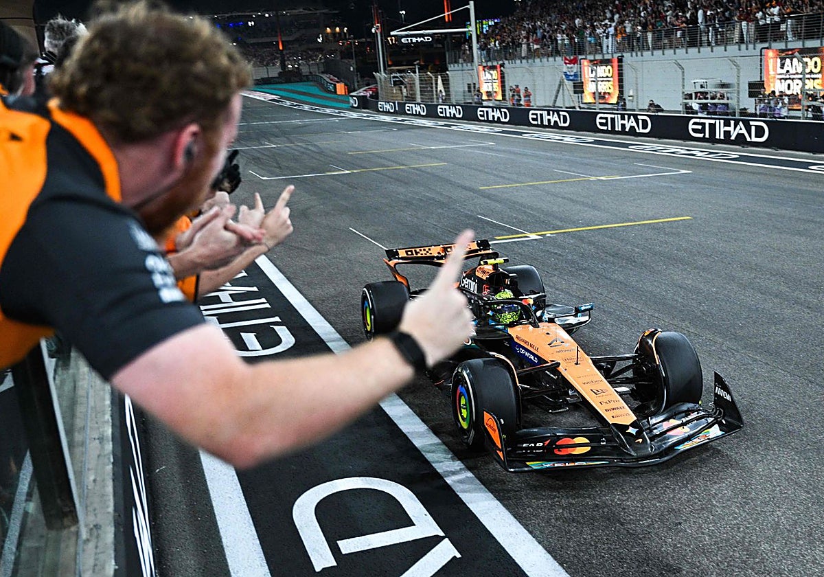 Norris, saliendo del garaje de McLaren