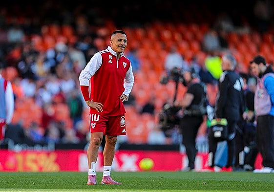 Alexis Sánchez, en el calentamiento del partido en Mestalla