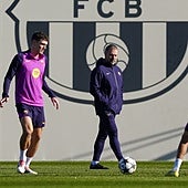 Hansi Flick dirige el entrenamiento de este lunes