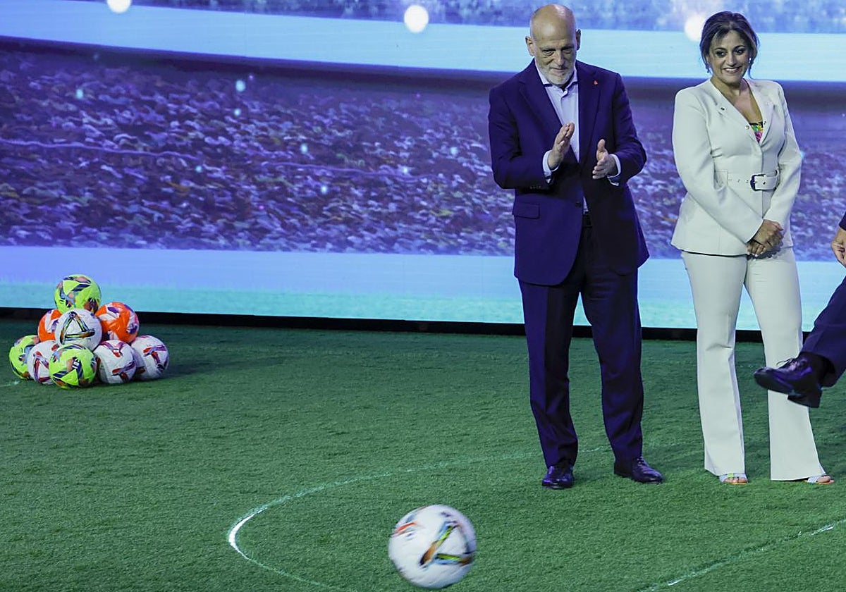 Tebas y Beatriz Álvarez en la presentación del patrocinio de la Liga F