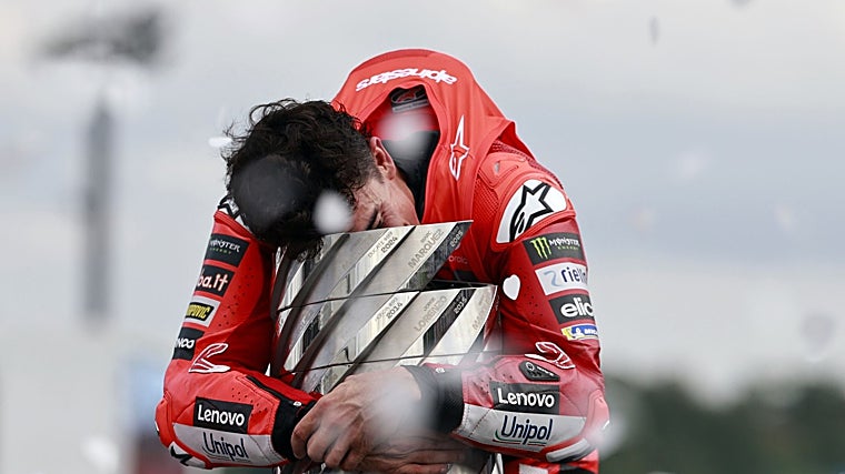 Marc Márquez aceita o troféu de campeão mundial