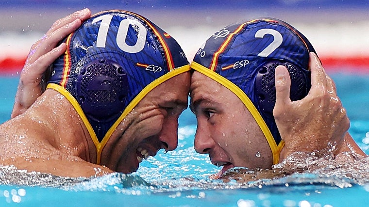 Perrone (à esquerda) e Munarriz comemoram a vitória sobre a Hungria na Copa do Mundo.
