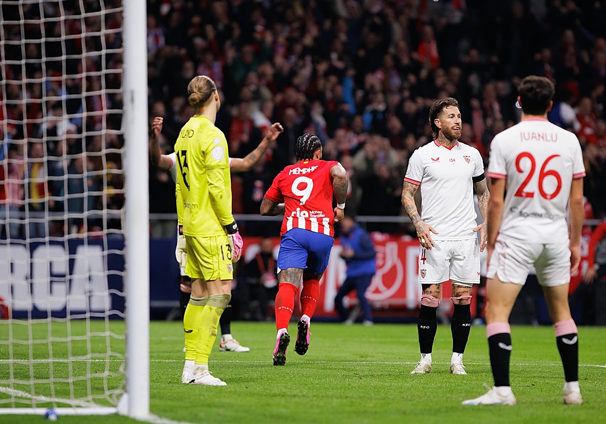 Juanlu, Nyland y Sergio Ramos se lamentan tras un gol de Depay en el Atlético - Sevilla de cuartos de final de la Copa del Rey 23-24