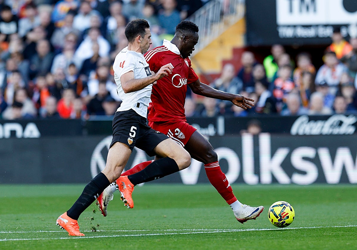 Akor Adams trata de disparar a puerta con la presión de César Tárrega