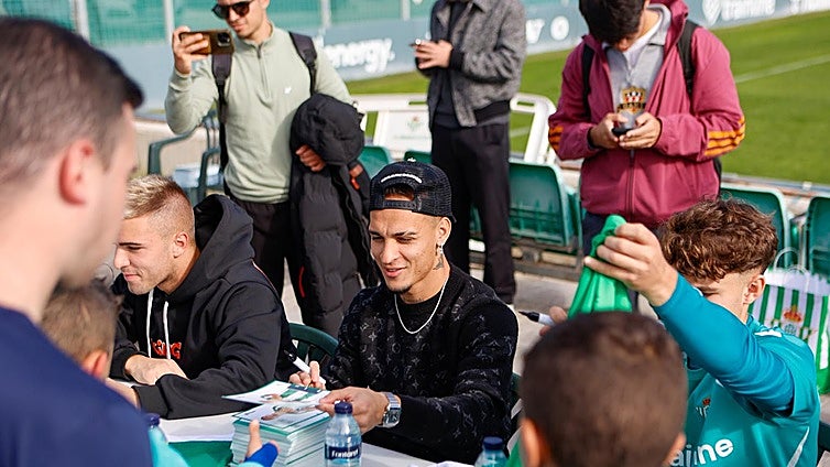 El sorteo de la Copa del Rey se 'cuela' en la tradicional convivencia navideña del Betis con los equipos de cantera
