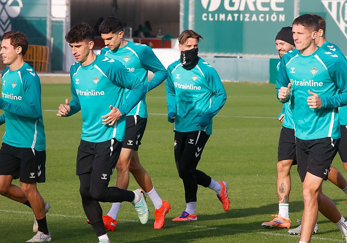 Riquelme, Marc Roca, Batra, Lo Celso, Aitor y Altimira, en el entrenamiento del Betis de este martes