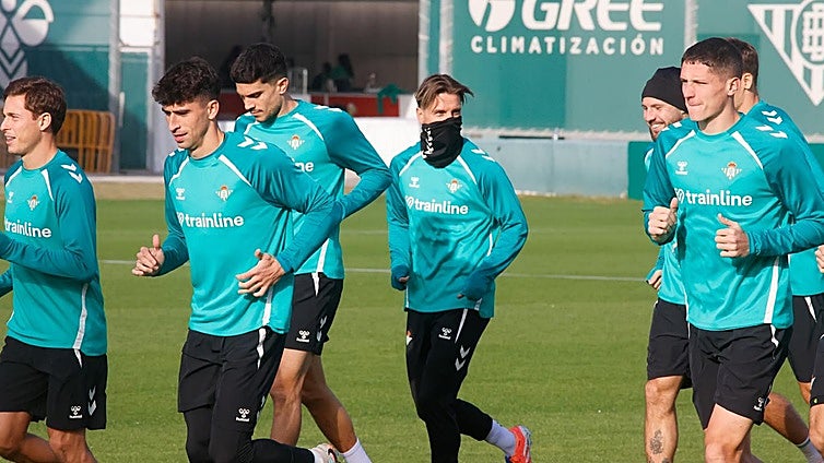 Amrabat no se entrena este martes y su presencia en Zagreb está descartada