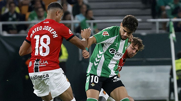 Abde disputes a ball during Betis-Mallorca in LaLiga 25-26