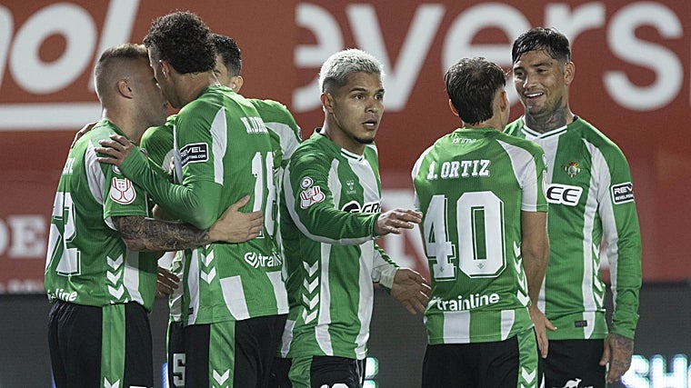 Betis players celebrate 0-1 against Murcia in the Cup