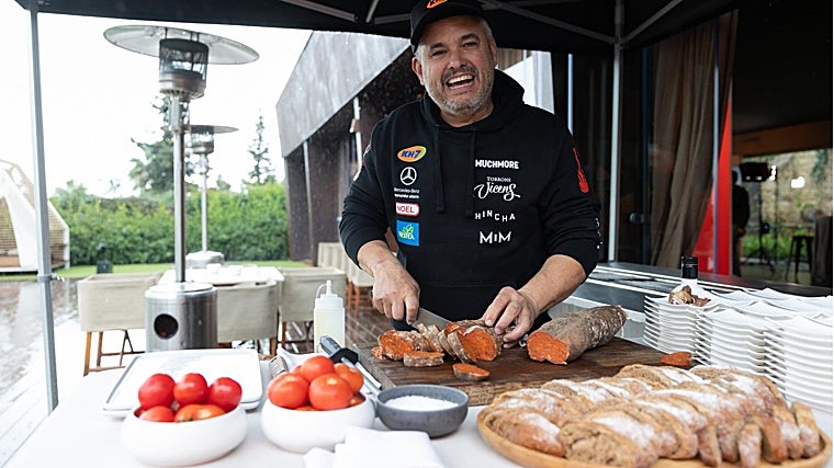 Jubany in the kitchen, cooking for the Dakar press