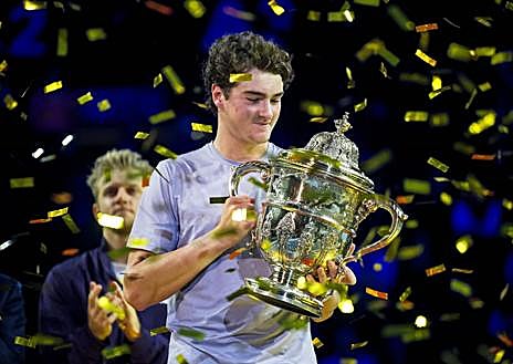 Imagem Secundária 1 - Andreeva (topo) com Conchita Martinez, Fonseca (esquerda) e Landalusé (direita) com a equipe da Copa Davis