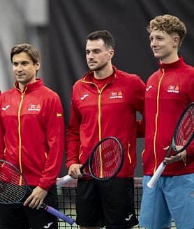 Segunda imagem 2 - Andreeva (em cima) com Conchita Martinez, Fonseca (esquerda) e Landaluce (direita) com a equipe da Copa Davis.