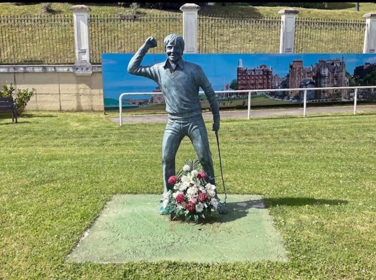 Desaparece la estatuta en honor al golfista Severiano Ballesteros en su localidad natal