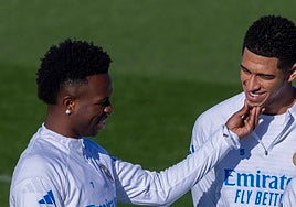 Bellingham y Vinicius, cariñosos durante el entrenamiento de ayer