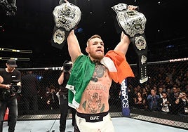 Conor McGregor, con sus dos títulos
