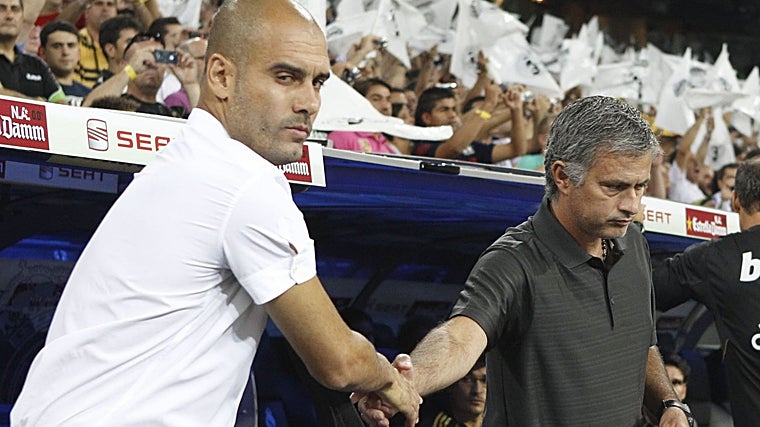 Mou y Pep, saludándose ante de un Madrid-Barça