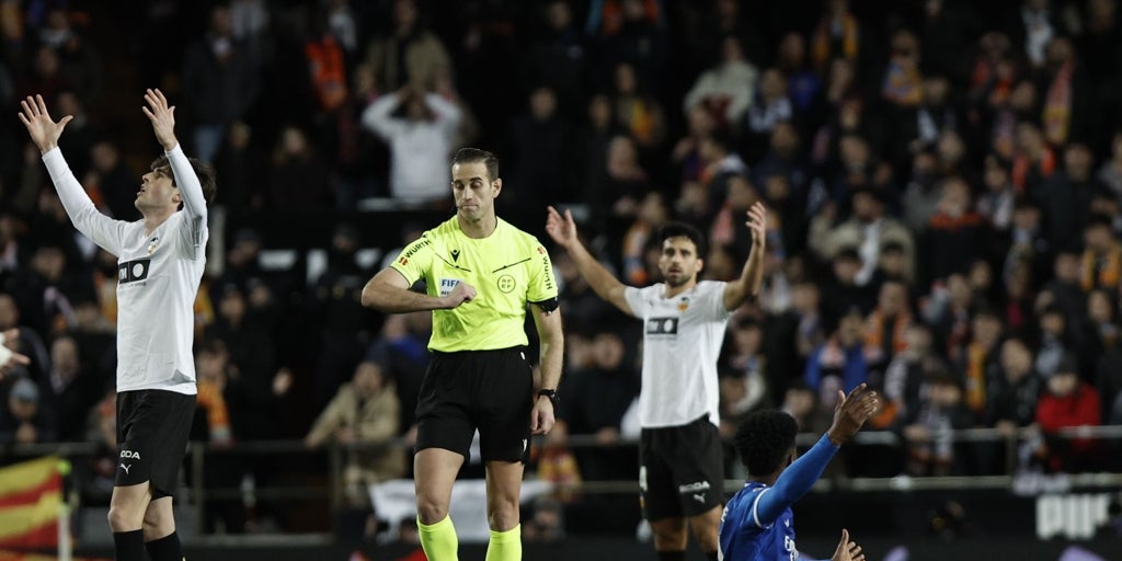 La expulsión en San Mamés y un penalti no señalado sobre Lamine Yamal, únicos lunares de la jornada arbitral
