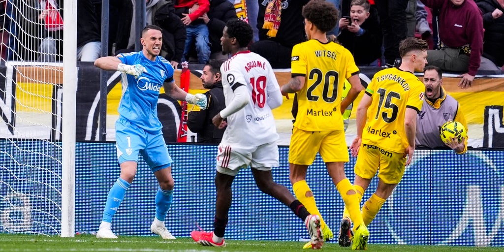 Vlachodimos sostiene a un Sevilla FC de descenso: el portero ha sumado seis puntos de forma directa