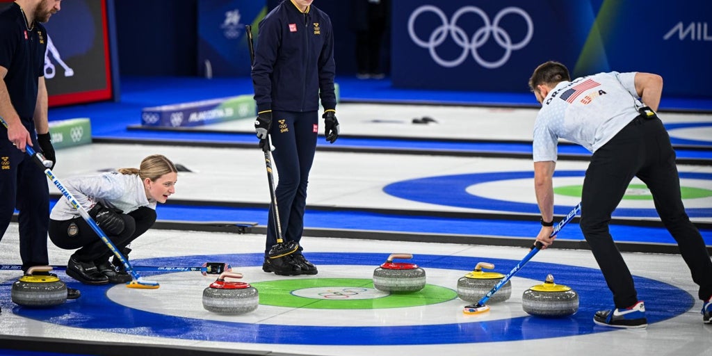 España aún no sabe barrer: curling, el estratégico y matemático deporte que hipnotiza al mundo
