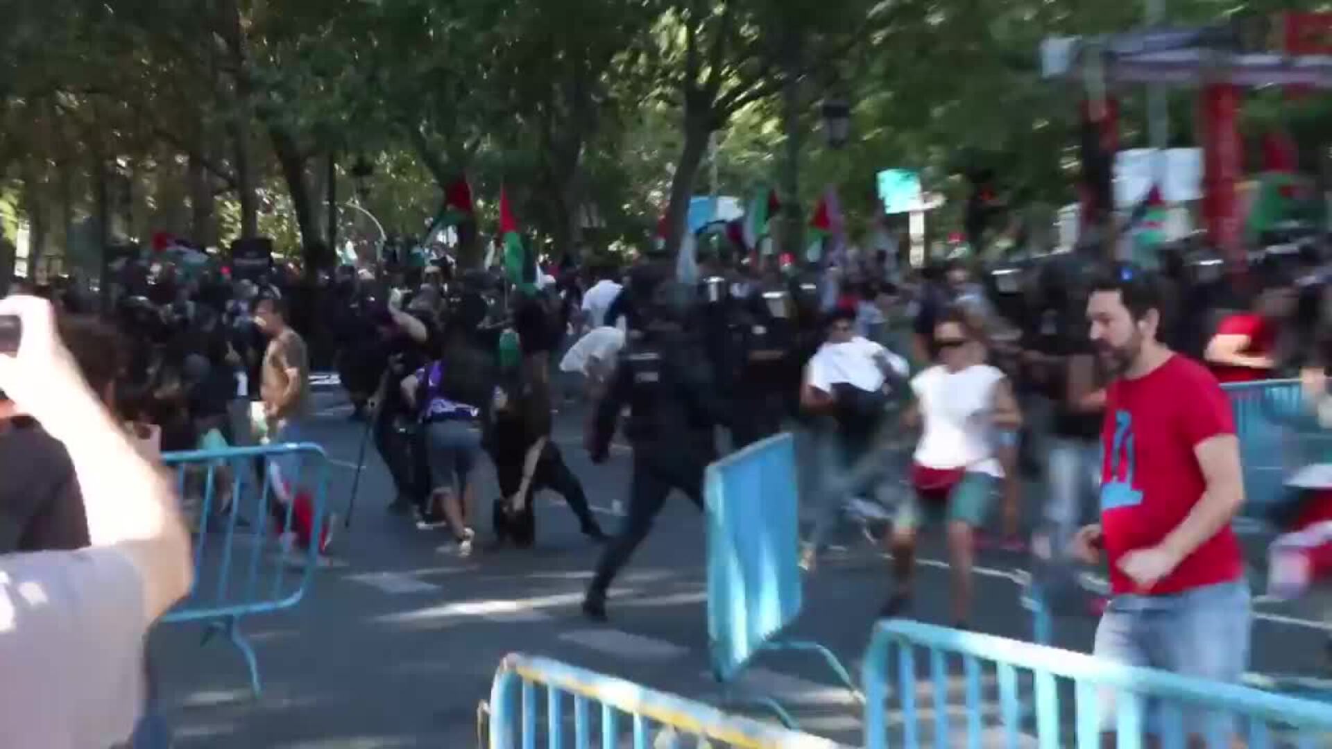 Las manifestaciones propalestinas cortan el recorrido de La Vuelta en el centro de Madrid