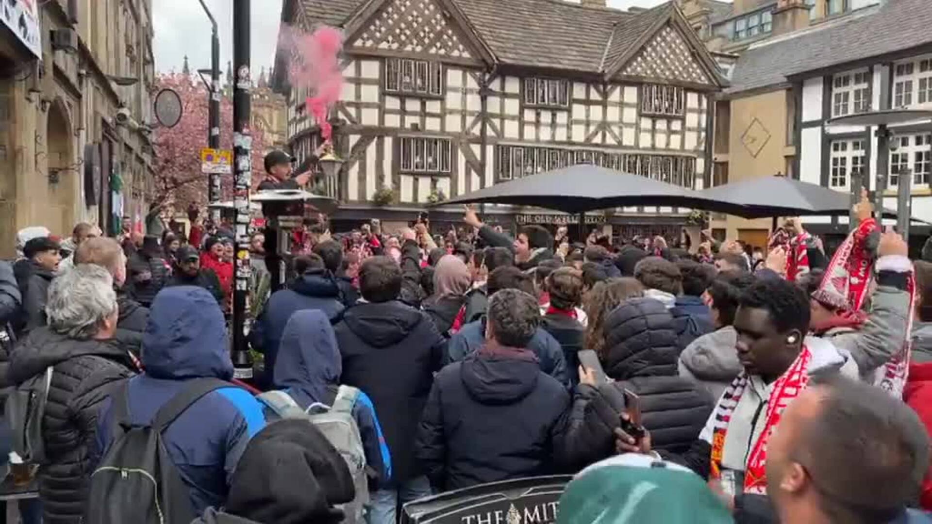 Decenas de sevillistas cantan unidos por las calles de Manchester