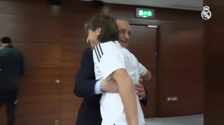 Pérez saluda a los jugadores del Real Madrid en las horas previas del partido contra el Chelsea