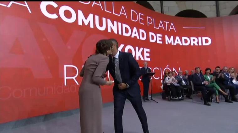 Koke recibe la medalla de plata de la Comunidad de Madrid de manos de Díaz Ayuso