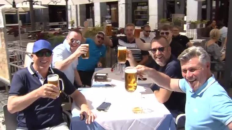 Aficionados del Manchester City invaden la Plaza Mayor