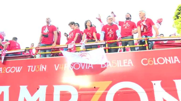 Locura en la Puerta de Jerez con la llegada de los jugadores del Sevilla