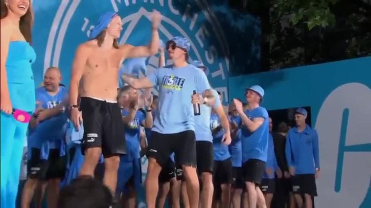 El Manchester City celebra su triplete en casa ante miles de aficionados