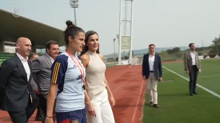 La reina Letizia visita a la selección femenina de fútbol en Las Rozas