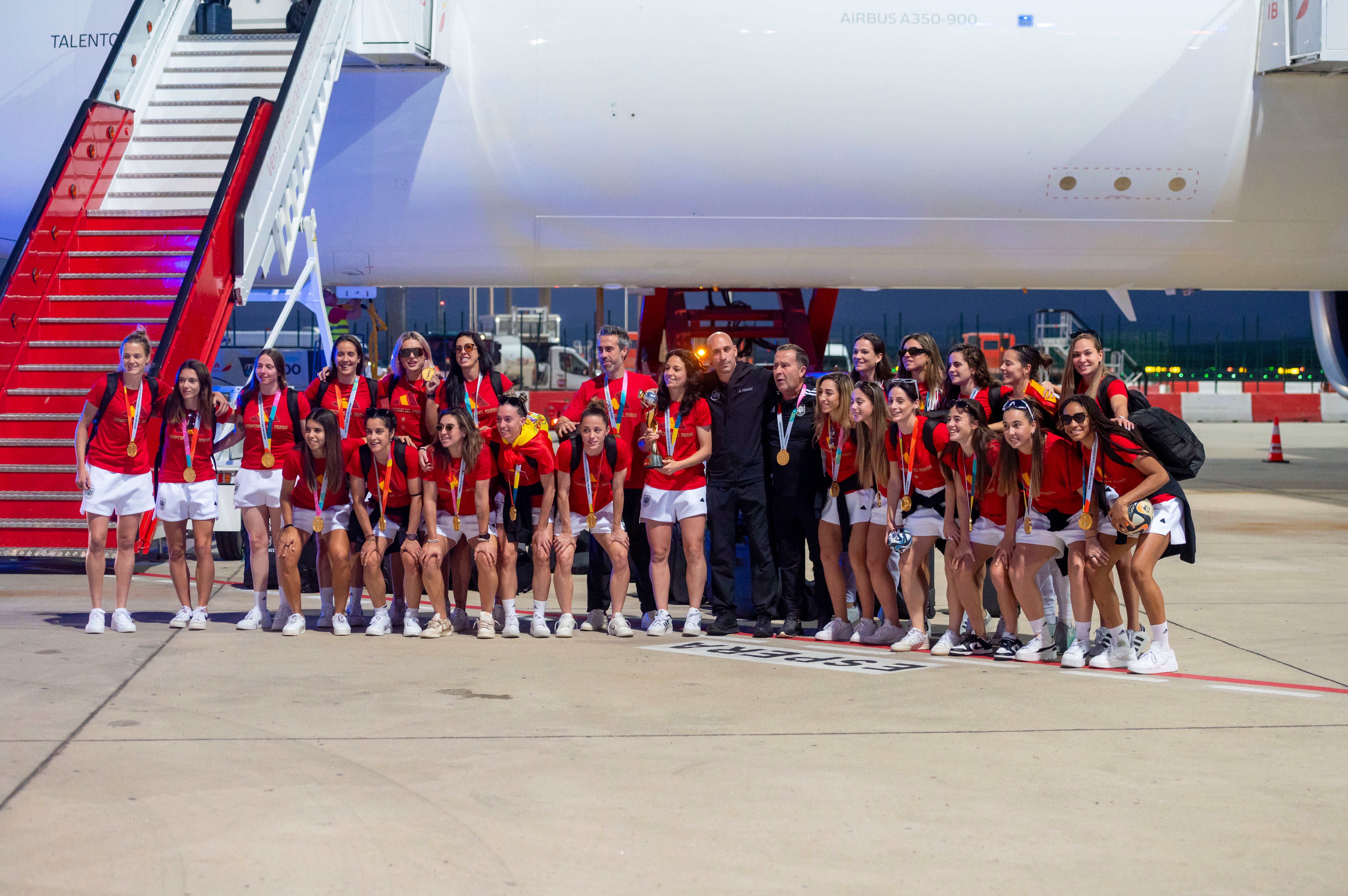 Las jugadoras en el aeropuerto de Barajas a su llegada a España