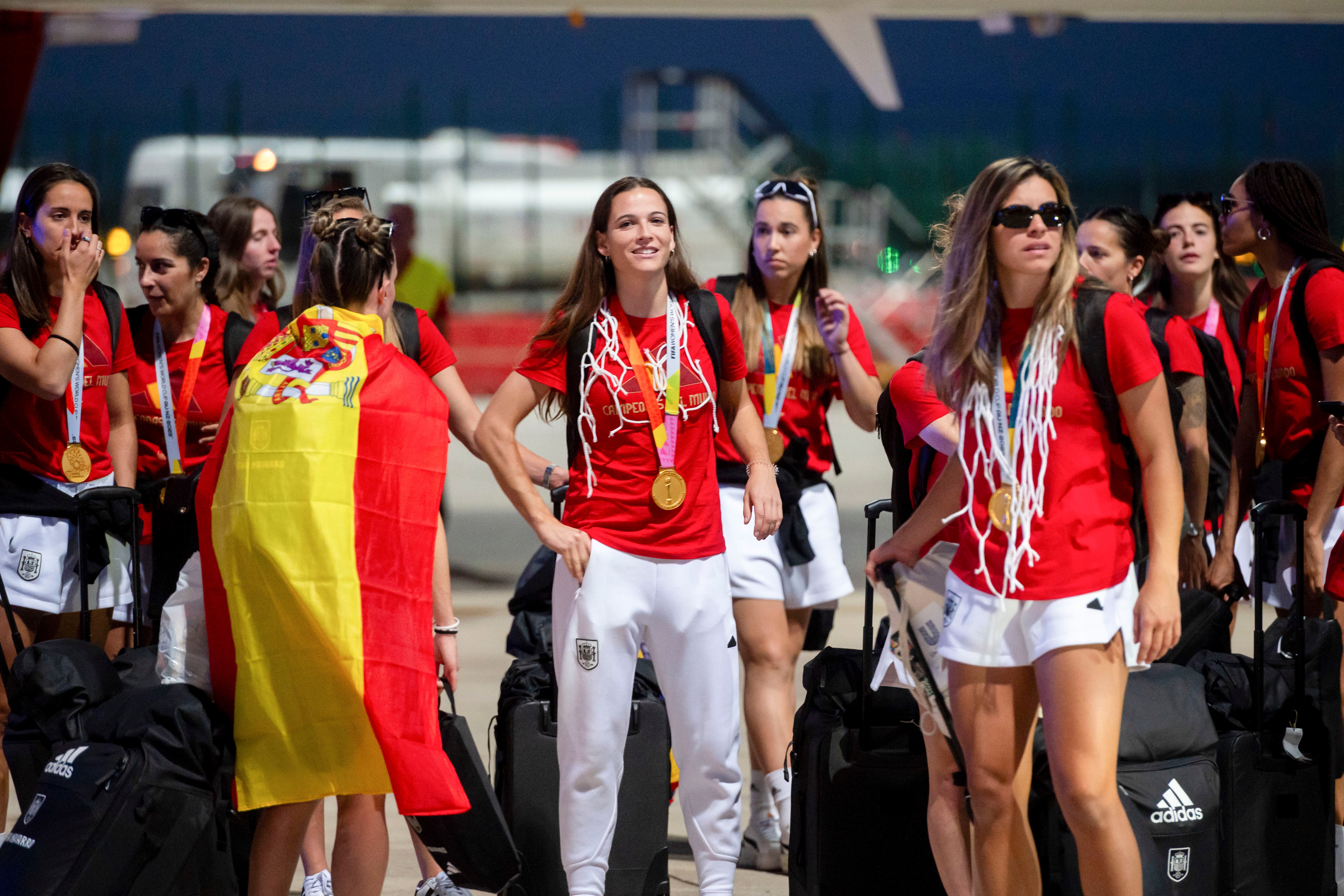 Las jugadoras en el aeropuerto de Barajas a su llegada a España