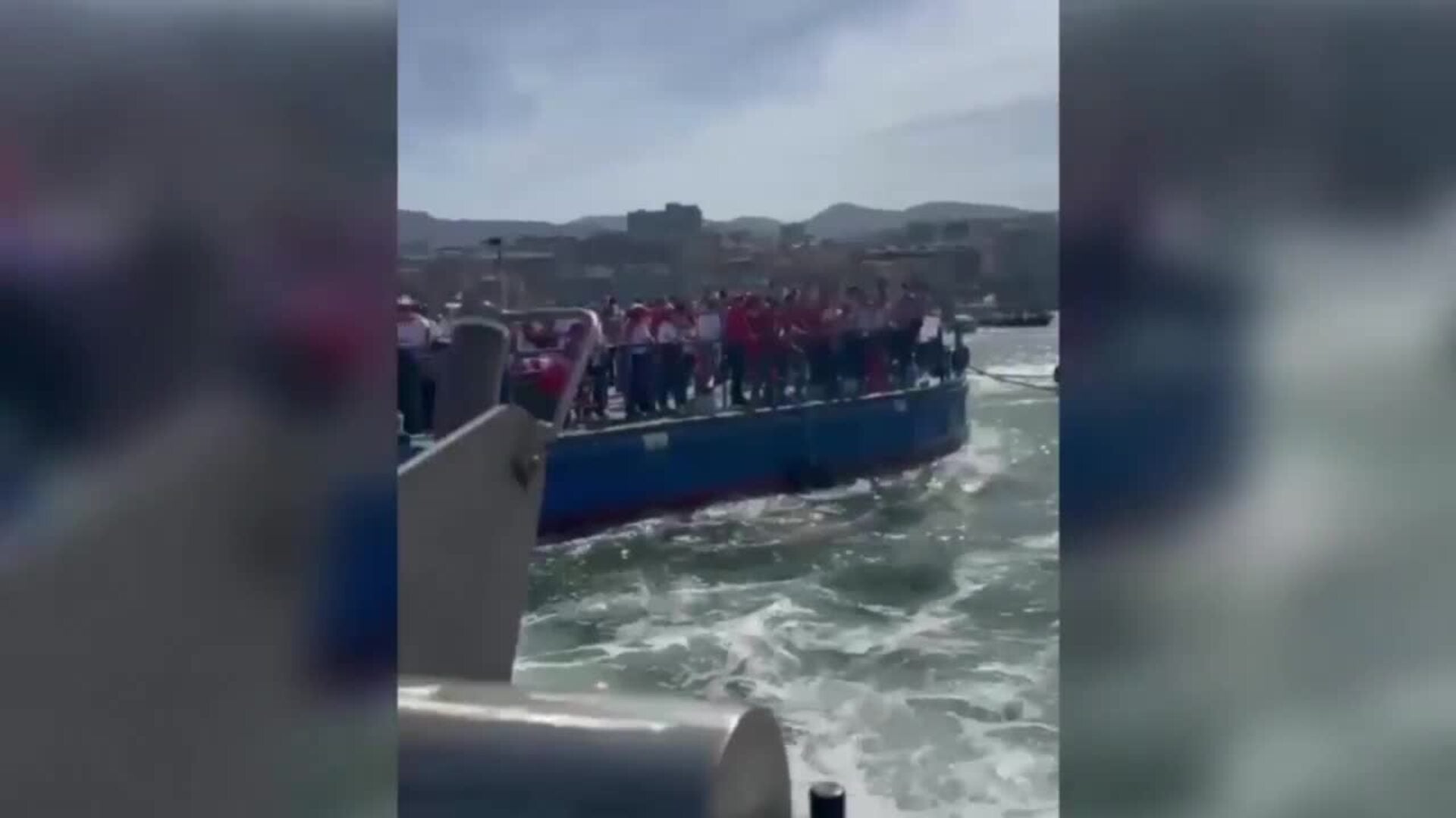 La Guardia Civil escolta la gabarra durante la celebración