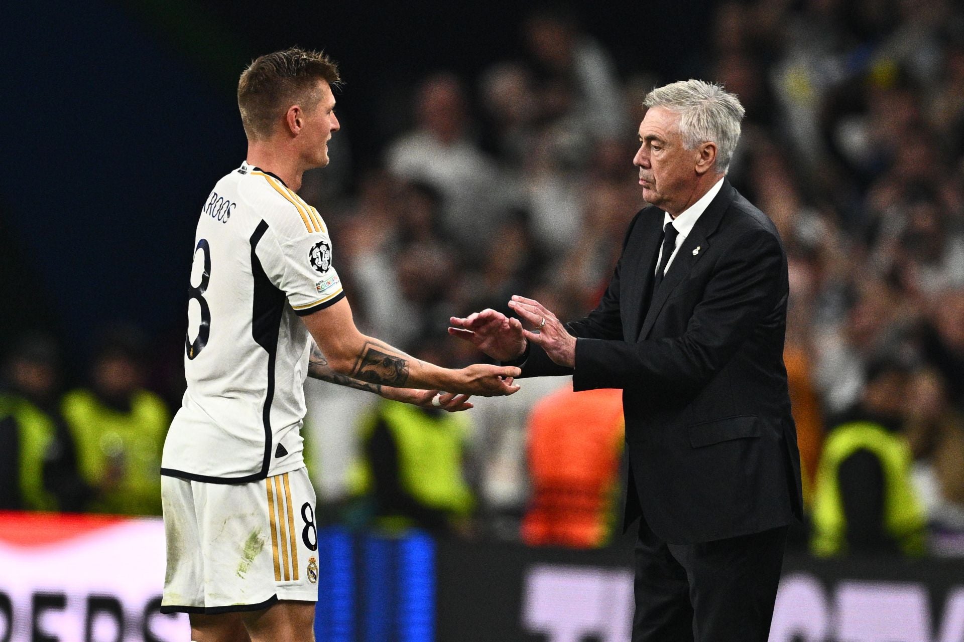 Kroos se choca las manos con Ancelotti tras el cambio del alemán