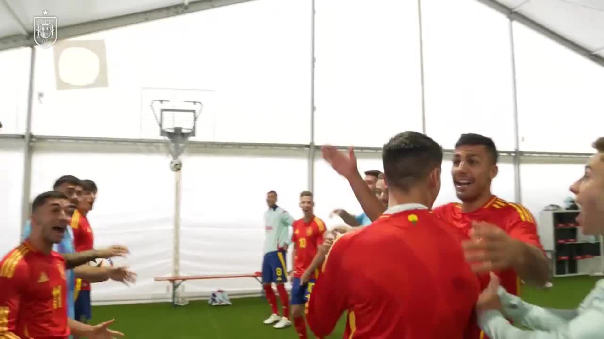 España realiza la foto oficial con buena sintonía con Pedro Rocha