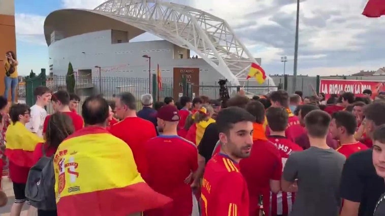 Tres grandes pantallas en el campo de fútbol 'Luis de la Fuente' de Haro para seguir la final de la Eurocopa