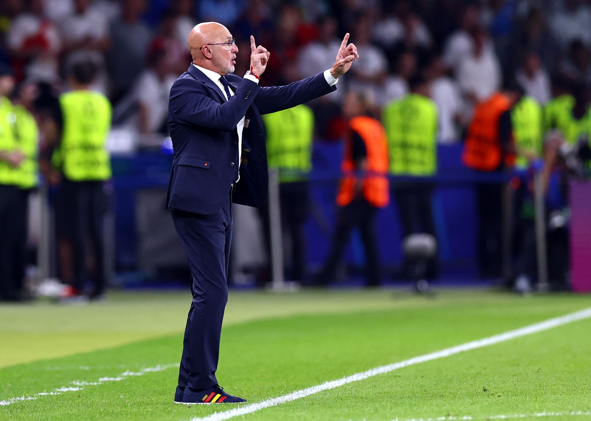 El seleccionador español, Luis de la Fuente, se vio obligado a hacer cambios inesperados, como el de Rodri por Zubimendi en el descanso por la lesión del jugador del City