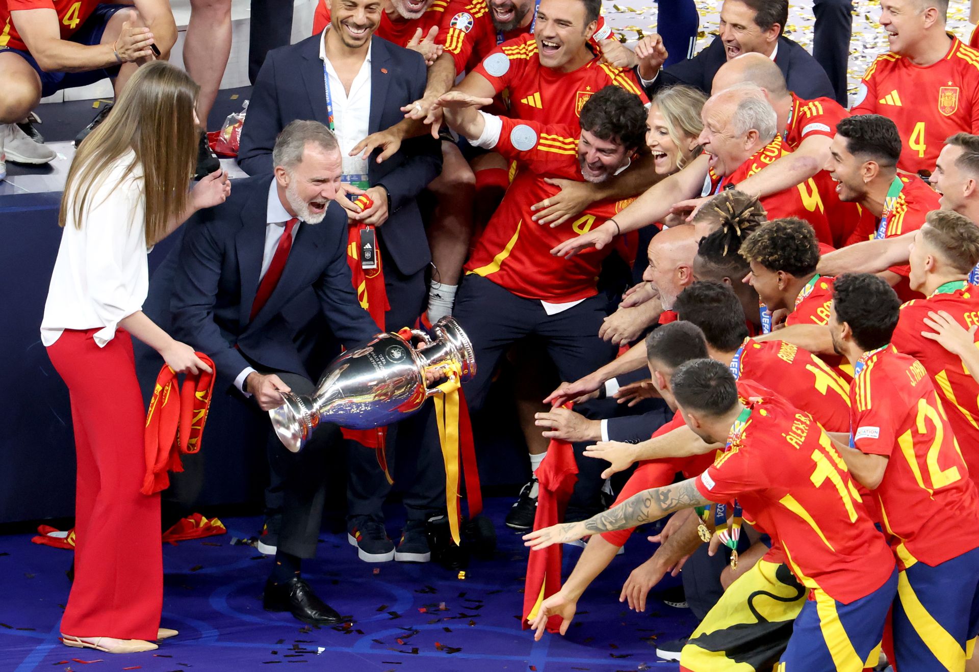 El Rey y la Infanta Sofía participaron de la fiesta de la selección española, y Felipe VI acabó vitoreado por los campeones de Europa al levantar el trofeo