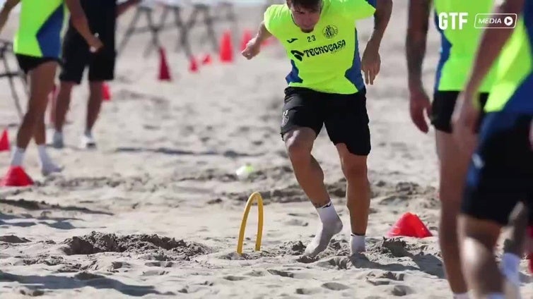 Entrenamiento del Getafe C.F. en la playa de Oliva