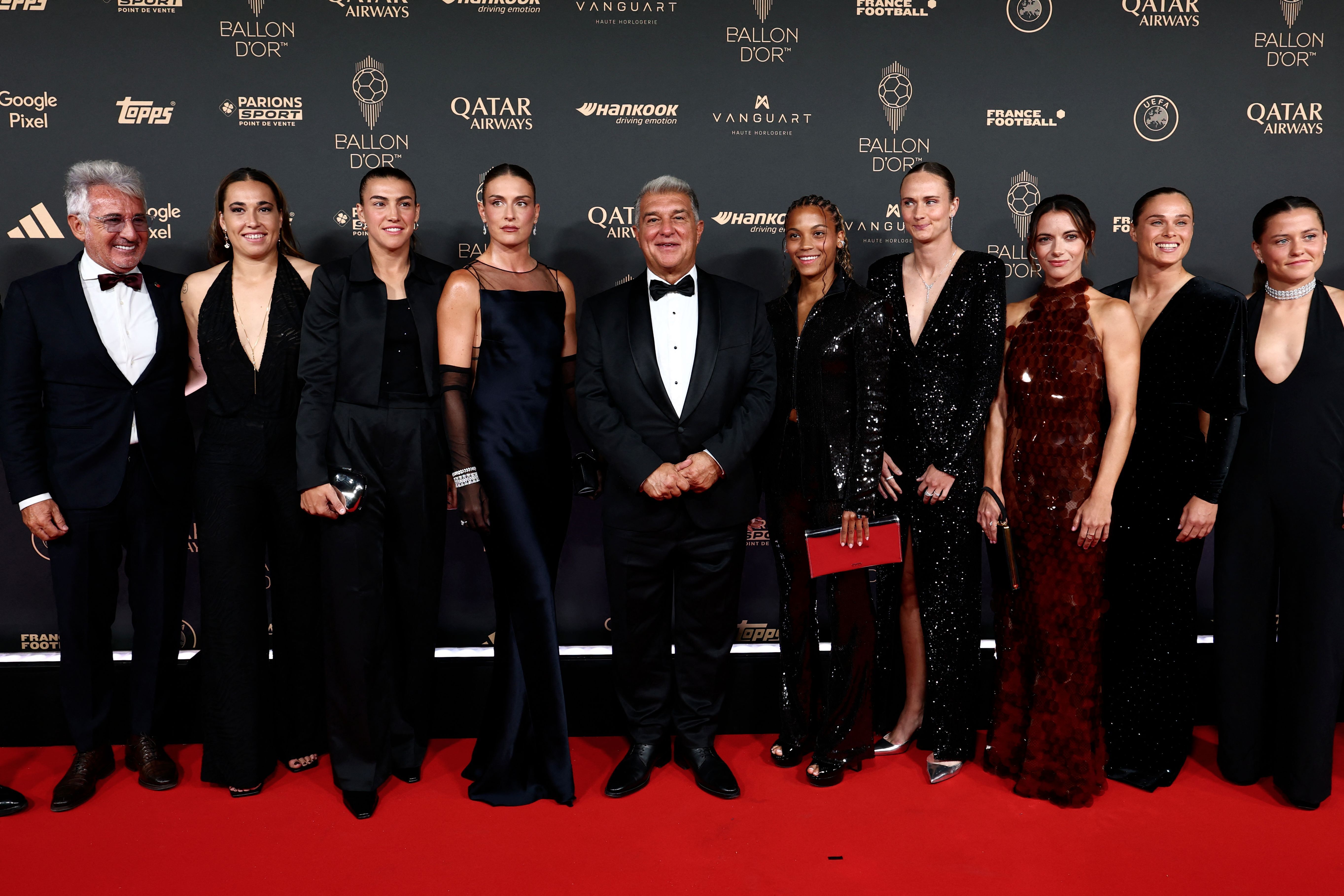 El presidente del FC Barcelona, Joan Laporta, junto a las futbolistas del equipo.