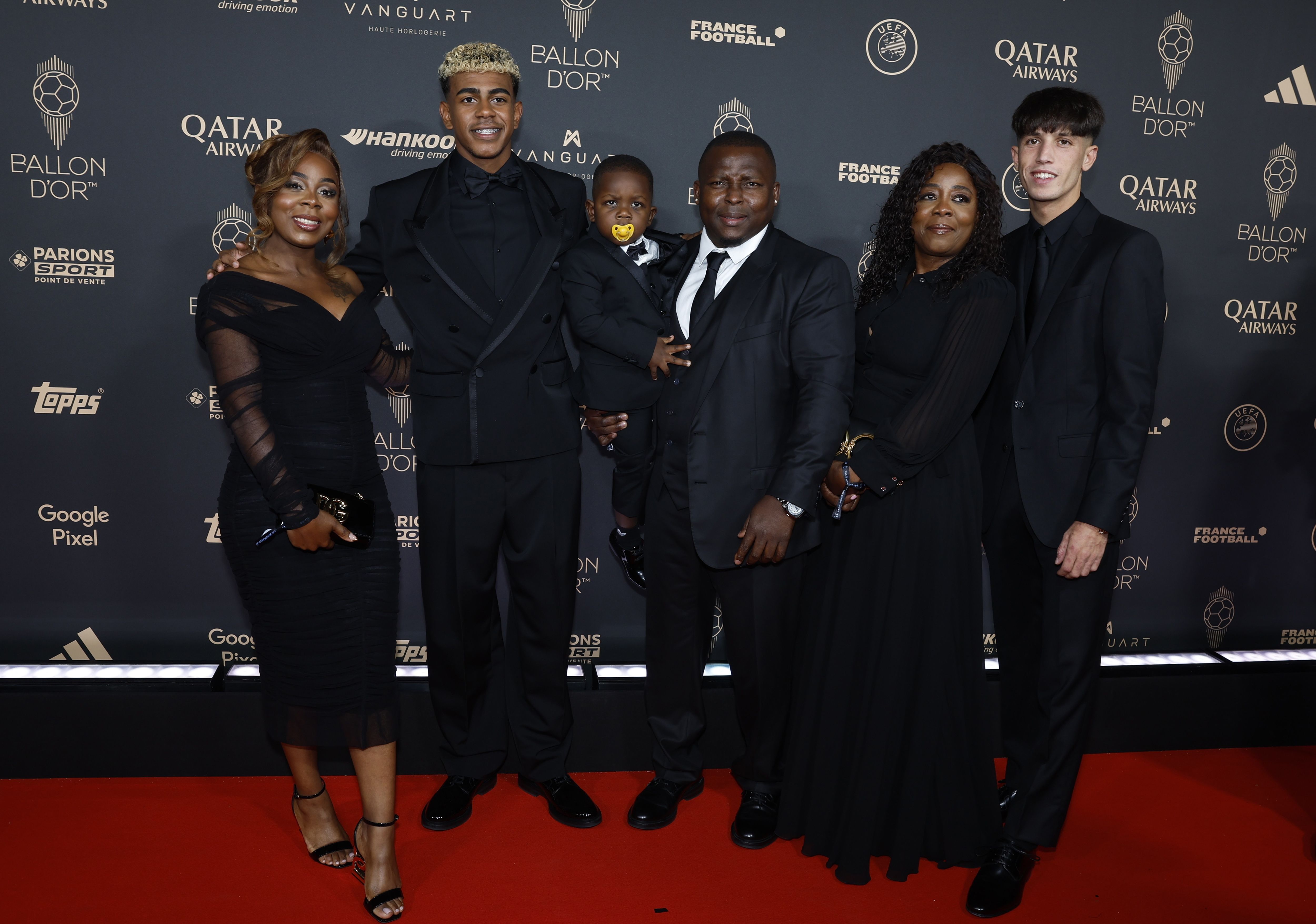 El futbolista del FC Barcelona Lamine Yamal, junto a su familia.